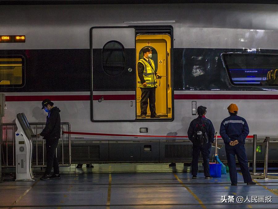 闲置在开阔空地的纯电动汽车，静待启航时刻